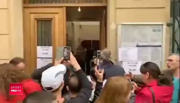 Rezultate alegeri europarlamentare 2019 | Gestul FABULOS al unui roman! Cum a reactionat cand a vazut-o pe Simona Halep la vot. VIDEO