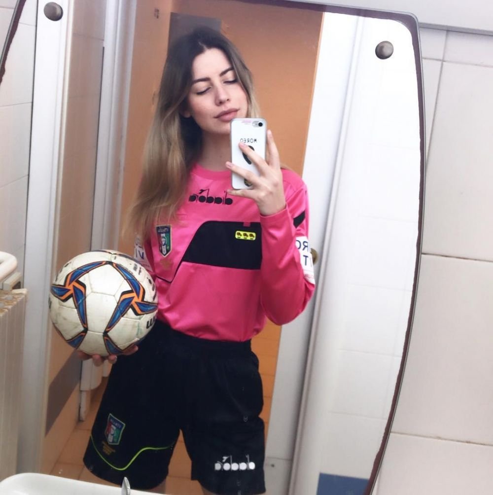 SOCUL prin care a trecut o tanara arbitra pe terenul de fotbal. La ce a supus-o un jucator: SI-A DAT JOS PANTALONII! FOTO
