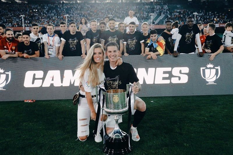 Iubita de fotbalist care a ECLIPSAT Cupa Spaniei! Momentul in care toti jucatorii Valenciei s-au uitat cu invidie la colegul lor. FOTO