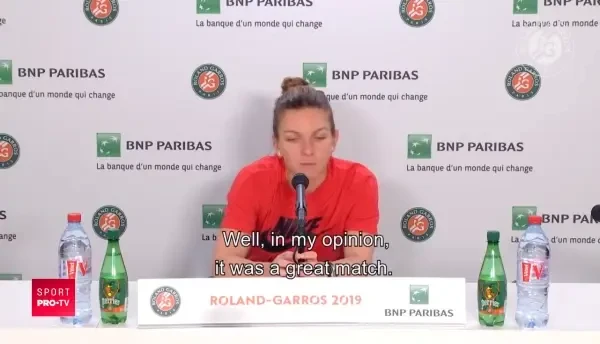 O tanara si-a scapat TELEFONUL in cada in timp ce facea baie. Urmarile TRAGICE sunt greu de povestit