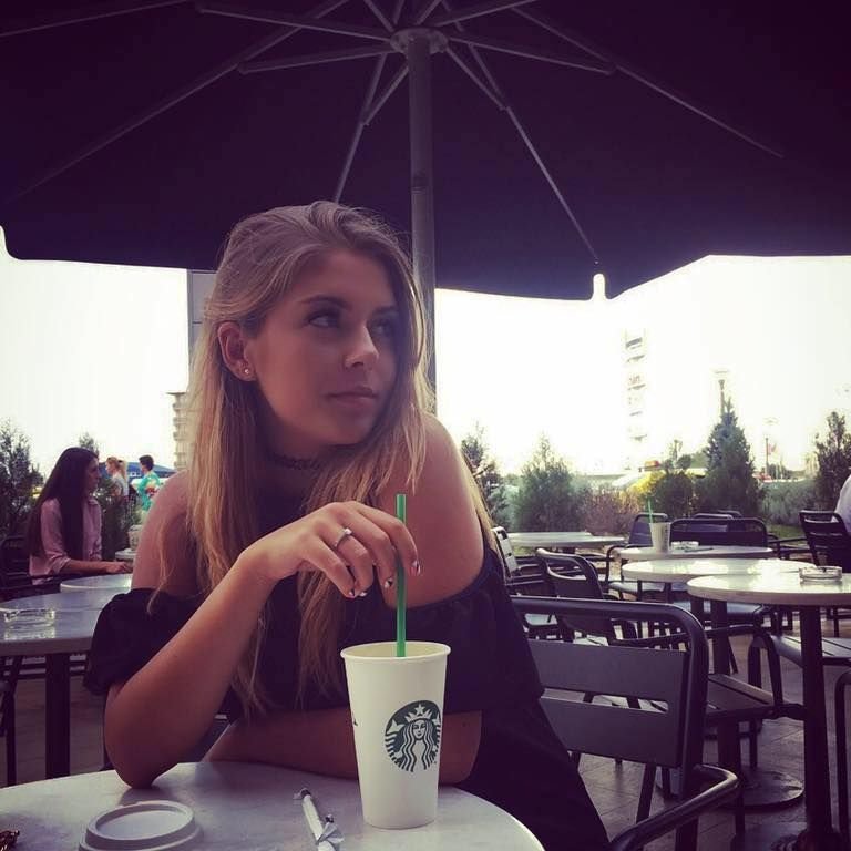 Aproape ca nu-i pare rau ca ramane acasa! :) Se iubeste cu cea mai frumoasa studenta la informatica! Cum arata iubita unuia dintre pustii care au dus Romania la Euro