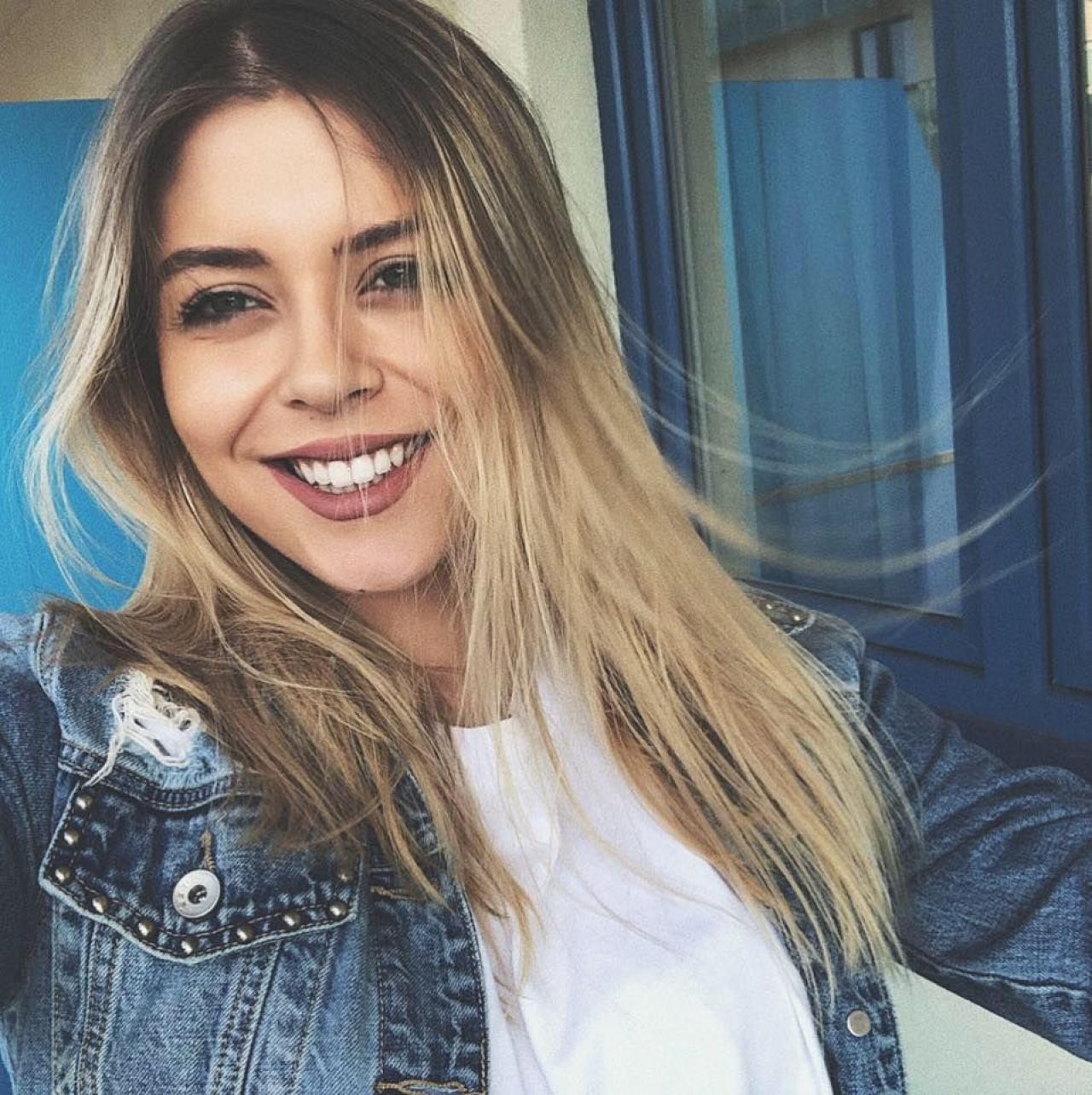 Aproape ca nu-i pare rau ca ramane acasa! :) Se iubeste cu cea mai frumoasa studenta la informatica! Cum arata iubita unuia dintre pustii care au dus Romania la Euro_6
