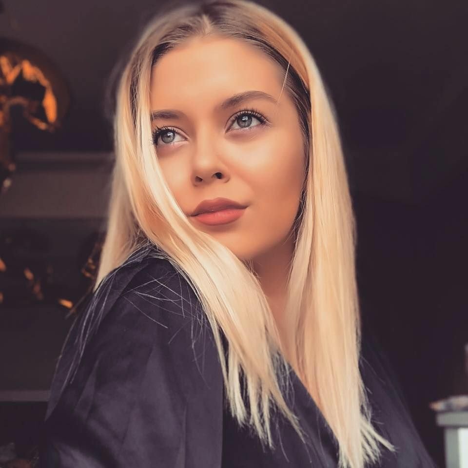 Aproape ca nu-i pare rau ca ramane acasa! :) Se iubeste cu cea mai frumoasa studenta la informatica! Cum arata iubita unuia dintre pustii care au dus Romania la Euro_8