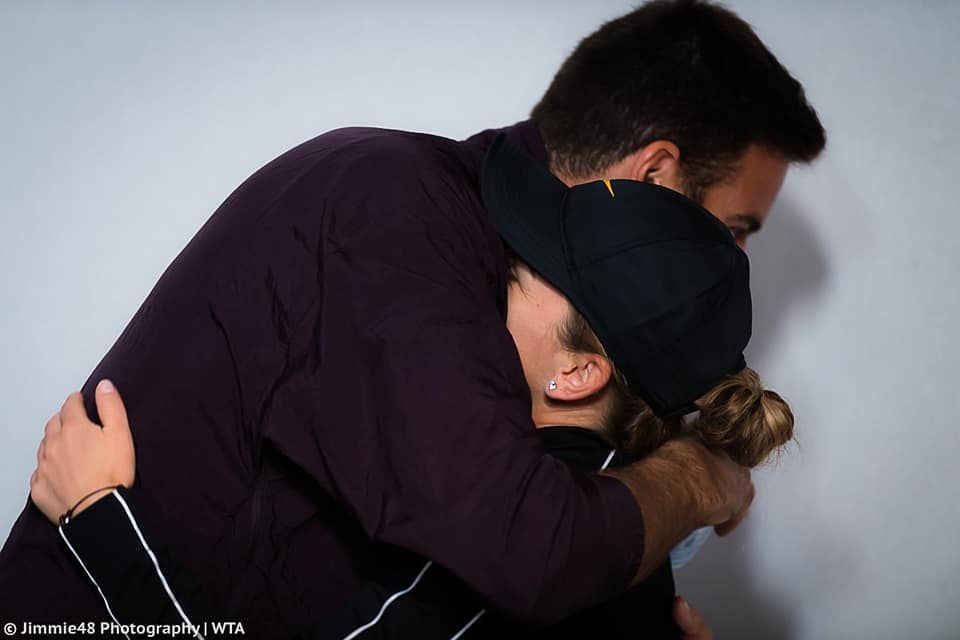 Oooo, scuze, campionule! Moment FABULOS la conferinta de presa a Simonei Halep dupa victoria de la Roland Garros! Pe cine a intrerupt in mijlocul discursului