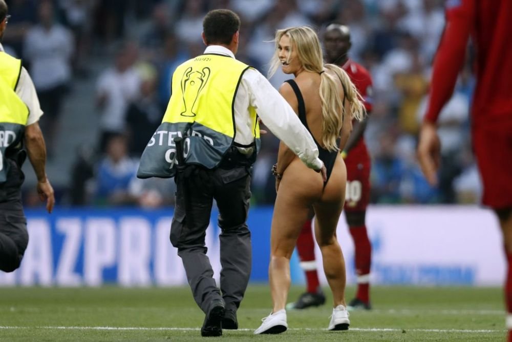 TOTTENHAM - LIVERPOOL | Momentul care a intrerupt finala! Cine e tanara care a intrat pe teren si cu se ocupa de fapt | GALERIE FOTO 18+_2