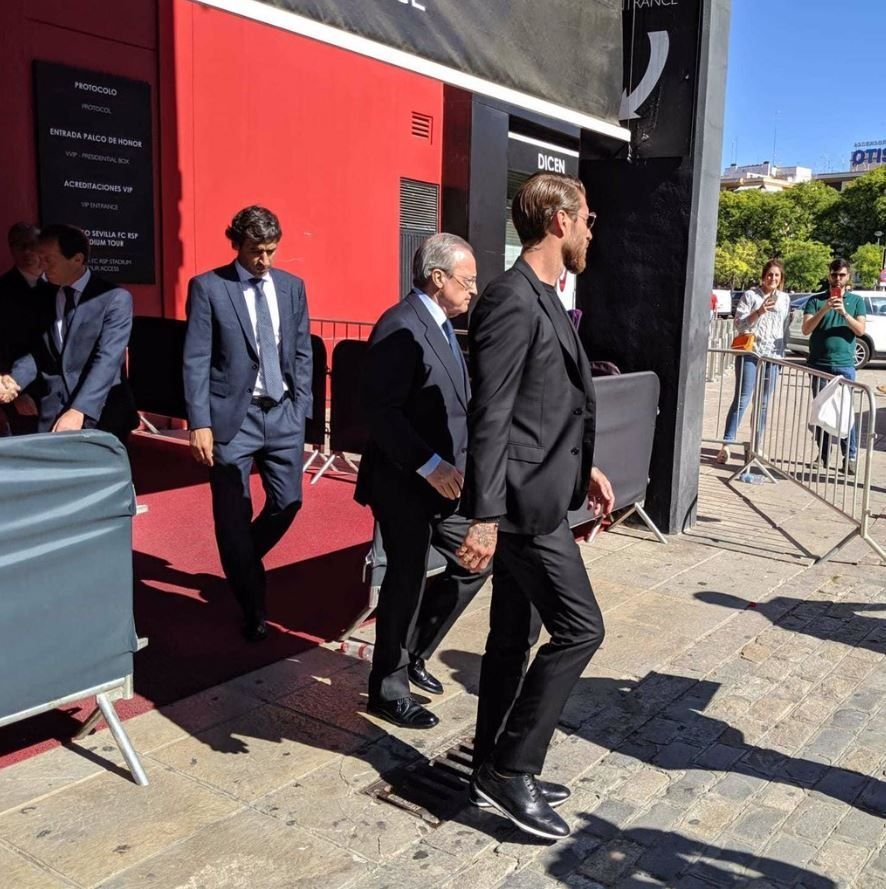 Trupul lui Jose Antonio Reyes a fost depus la stadionul din Sevilla! Oameni importanti din fotbal au fost prezenti! 