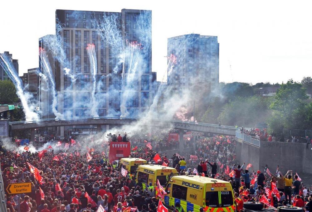 S-a imbatat! Jurgen Klopp, one man show la parada celor de la Liverpool in fata a 750.000 de oameni! Era sa cada din autobuz si i-a turnat bere in cap unui jucator! VIDEO FOTO