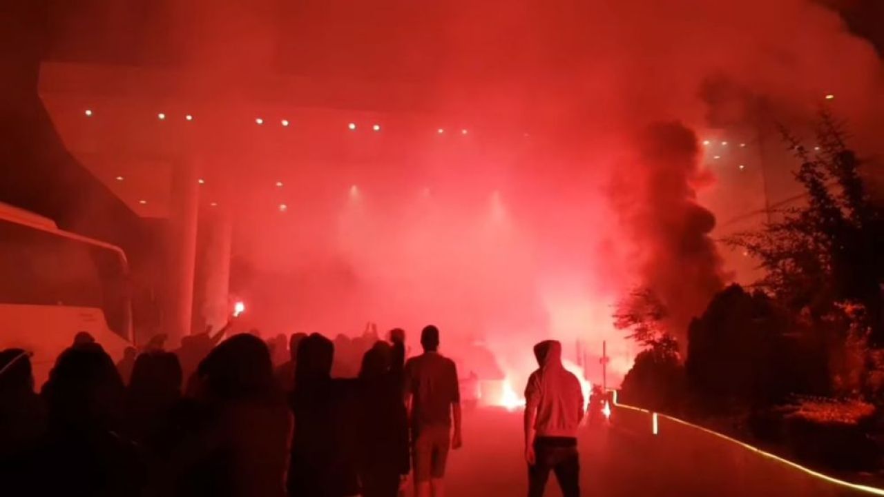 Fanii lui Dinamo au luat cu asalt hotelul lui Ionut Negoita! Au dat foc la gazon si au scandat impotriva patronului!