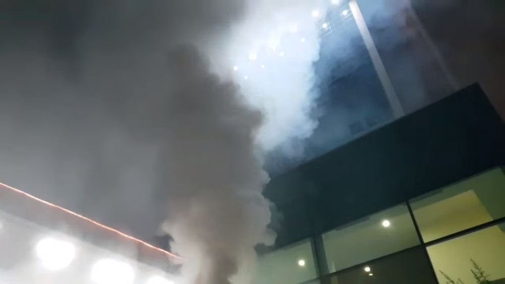 Fanii lui Dinamo au luat cu asalt hotelul lui Ionut Negoita! Au dat foc la gazon si au scandat impotriva patronului! 