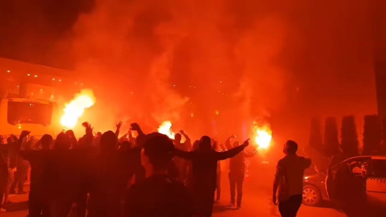 Fanii lui Dinamo au luat cu asalt hotelul lui Ionut Negoita! Au dat foc la gazon si au scandat impotriva patronului!