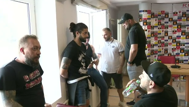 ULTIMA ORA | Renunta Neagoe la postul de antrenor? Scene halucinante la Saftica: suporterii au intrat in sala si au anulat conferinta! VIDEO_4