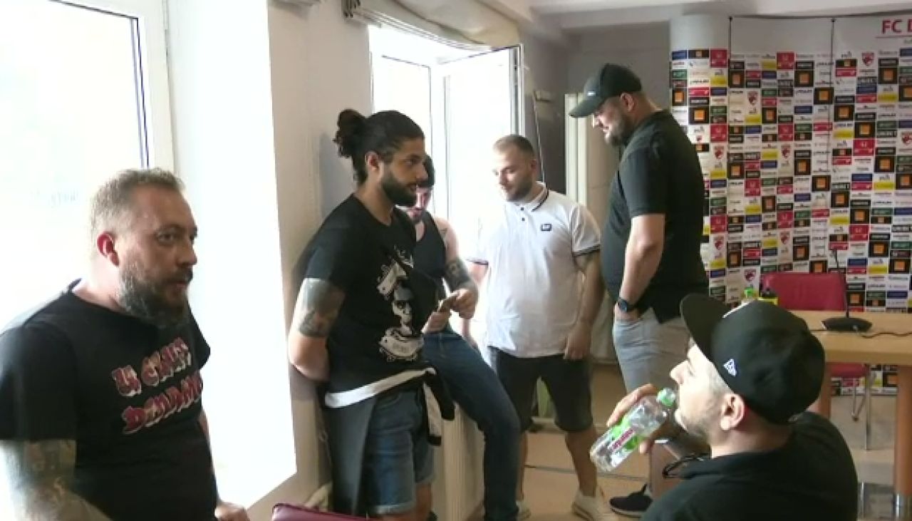 ULTIMA ORA | Renunta Neagoe la postul de antrenor? Scene halucinante la Saftica: suporterii au intrat in sala si au anulat conferinta! VIDEO_4