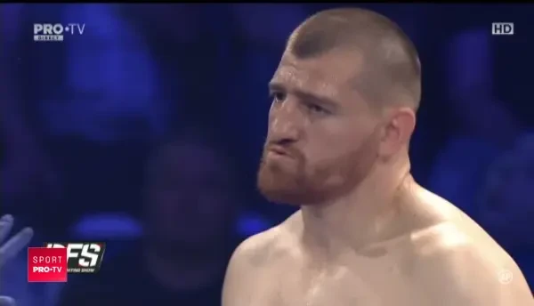 VICTORIE SENZATIONALA A LUI MOROSANU cu "Razboinicul" Sam! Moartea din Carpati "a murit si a inviat" in ring, apoi l-a pus la podea de 3 ori pe englez: VIDEO