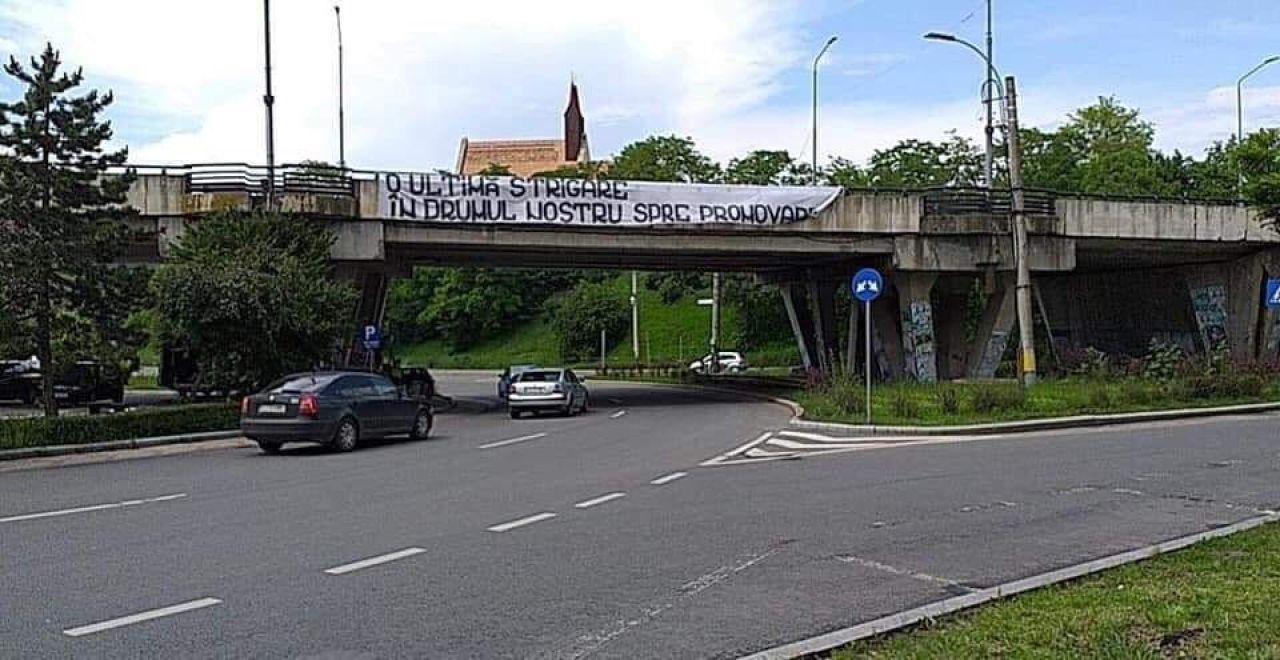 Meciul asteptat de toata lumea la Cluj! Fanii Universitatii au umplut orasul de bannere inaintea barajului cu Hermannstadt_1
