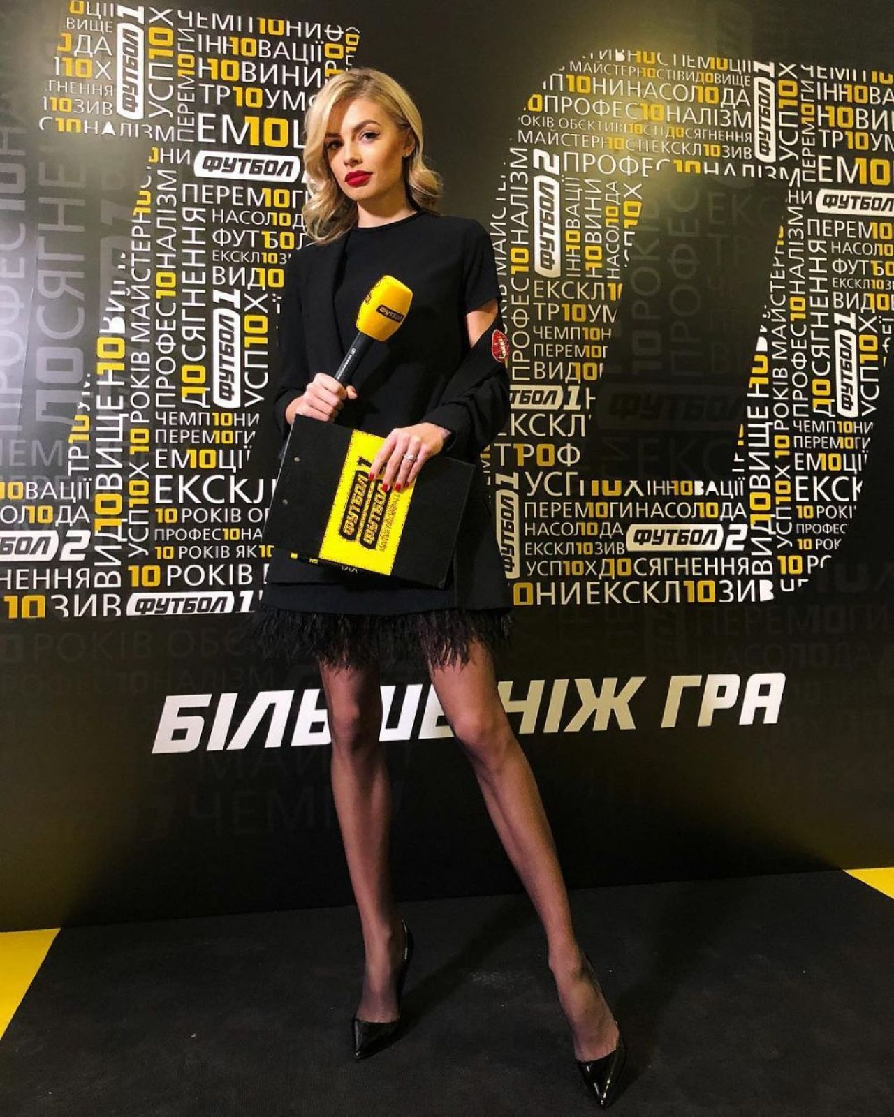 Nu s-a mai putut abtine! Un jucator de la Manchester City a pupat reporterul imediat dupa interviu! Cum a reactionat blonda_8