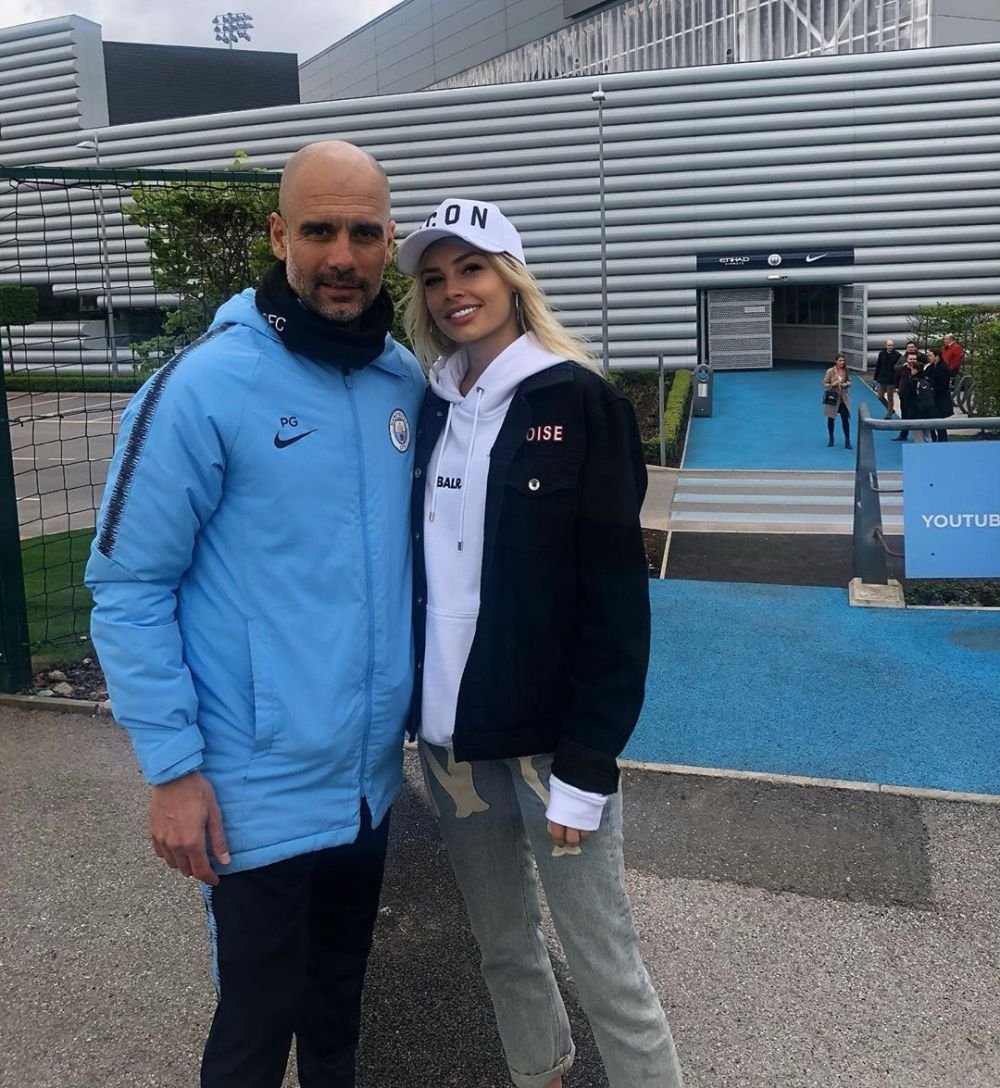Nu s-a mai putut abtine! Un jucator de la Manchester City a pupat reporterul imediat dupa interviu! Cum a reactionat blonda_10
