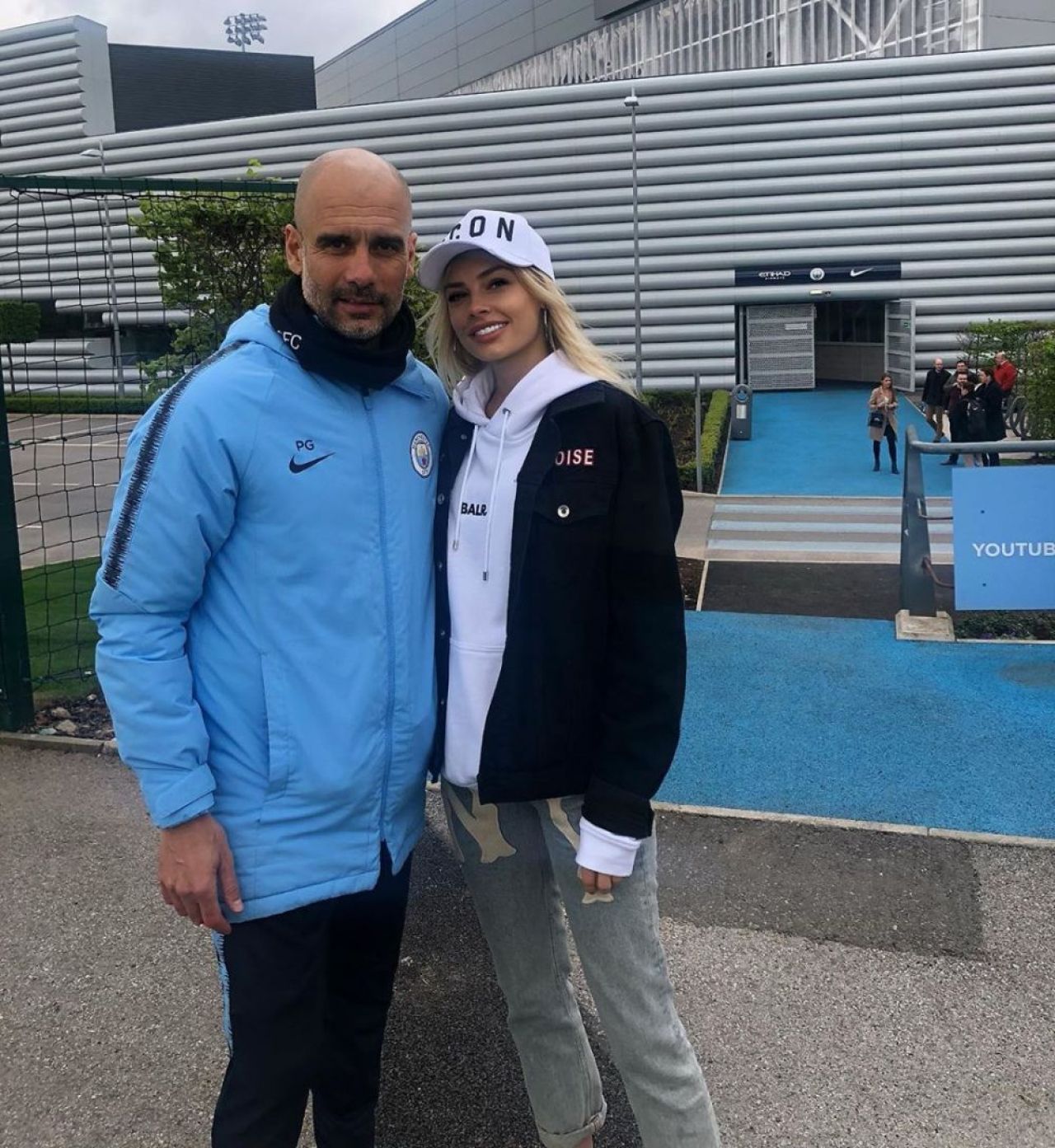 Nu s-a mai putut abtine! Un jucator de la Manchester City a pupat reporterul imediat dupa interviu! Cum a reactionat blonda_10