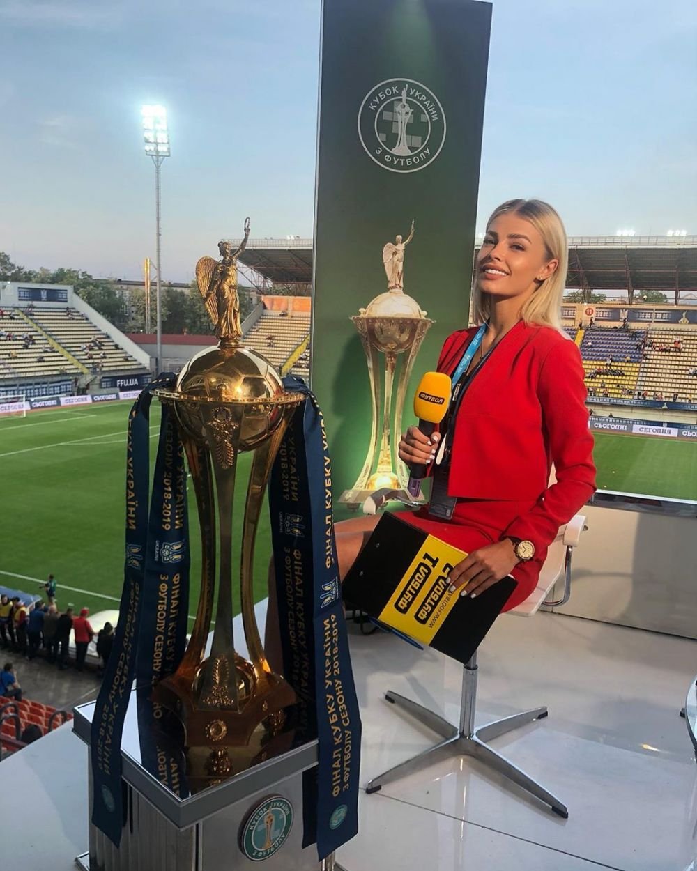 Nu s-a mai putut abtine! Un jucator de la Manchester City a pupat reporterul imediat dupa interviu! Cum a reactionat blonda_11