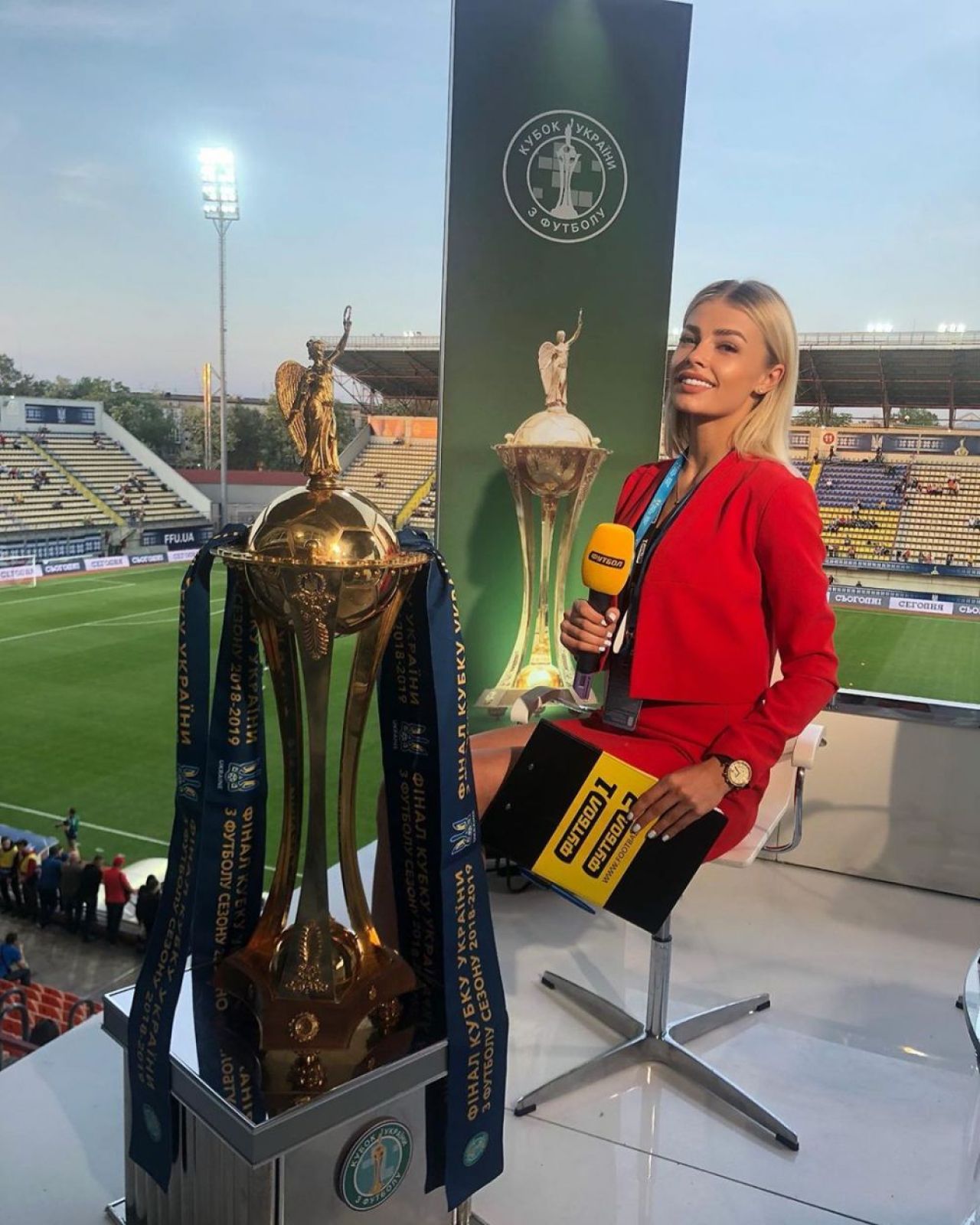 Nu s-a mai putut abtine! Un jucator de la Manchester City a pupat reporterul imediat dupa interviu! Cum a reactionat blonda_11