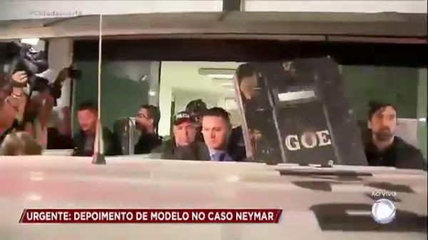 Modelul care l-a acuzat pe Neymar de viol a LESINAT la audieri! Avocatul a dus-o in brate la masina. VIDEO