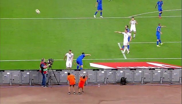 Moment incredibil in Grecia - Italia! Un jucator a sutat in minge de nervi si a lovit in fata un copil de mingi! Ce a urmat! VIDEO