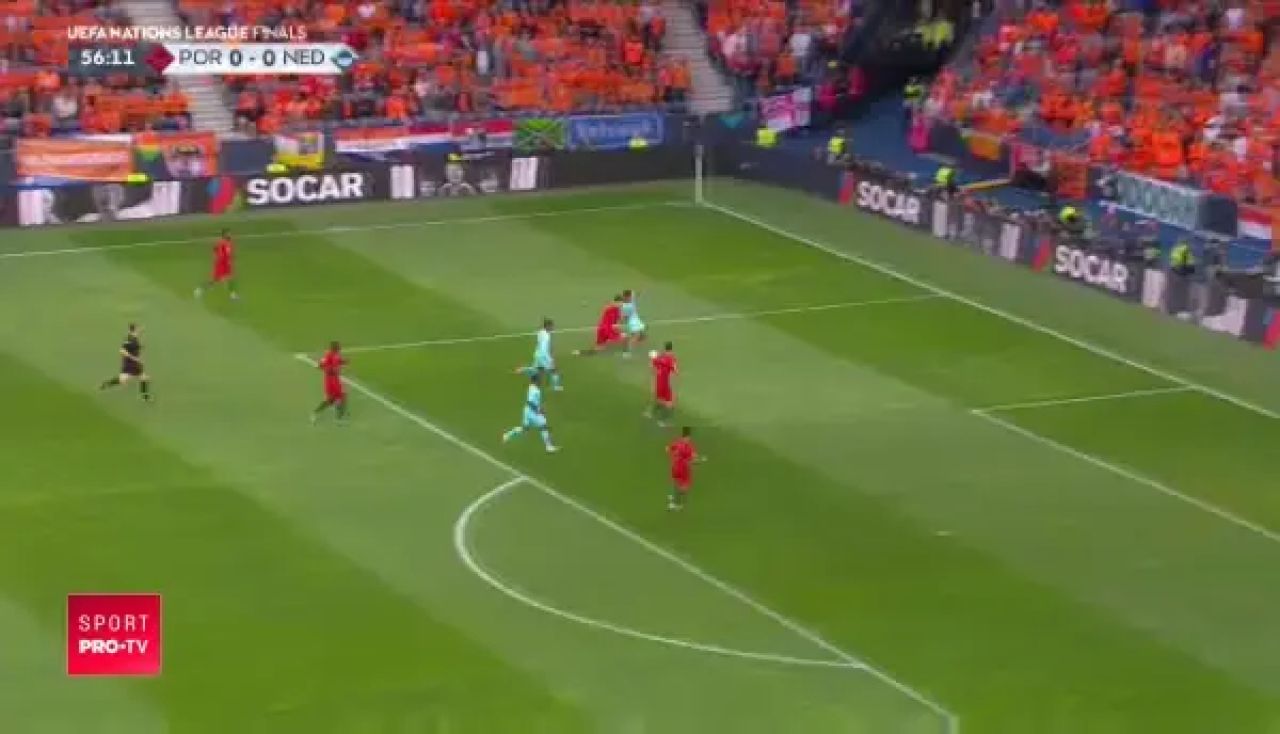 Un punct de sarbatori pentru Dinamo! :) 'Cainii' au condus doar 10 minute in meciul cu Clinceni si incheie anul pe loc de playout! Aici vezi ce s-a intamplat in Clinceni 1-1 Dinamo_8