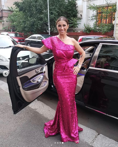 Anamaria Prodan, nou costum FABULOS! Sexy impresara nu s-a putut abtine nici macar la absolvirea fiicei sale. FOTO_10