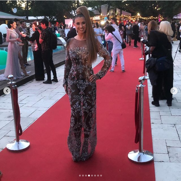 Anamaria Prodan, nou costum FABULOS! Sexy impresara nu s-a putut abtine nici macar la absolvirea fiicei sale. FOTO_17
