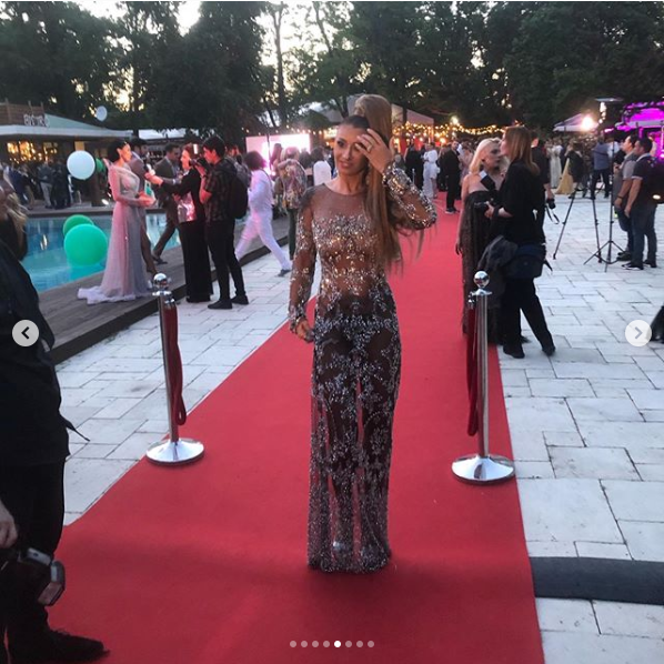 Anamaria Prodan, nou costum FABULOS! Sexy impresara nu s-a putut abtine nici macar la absolvirea fiicei sale. FOTO_18