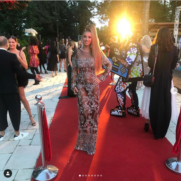 Anamaria Prodan, nou costum FABULOS! Sexy impresara nu s-a putut abtine nici macar la absolvirea fiicei sale. FOTO_20