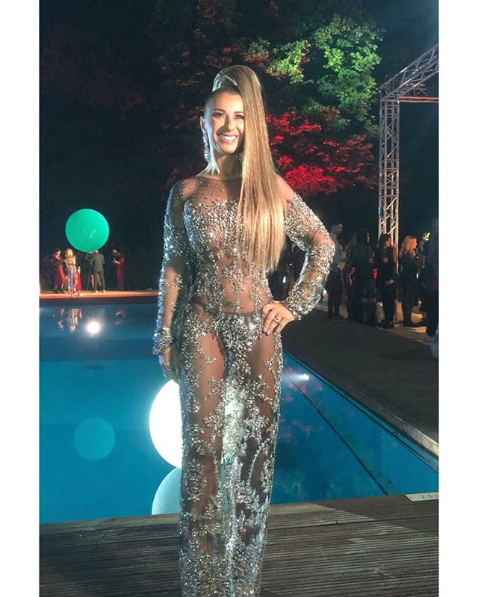 Anamaria Prodan, nou costum FABULOS! Sexy impresara nu s-a putut abtine nici macar la absolvirea fiicei sale. FOTO_21