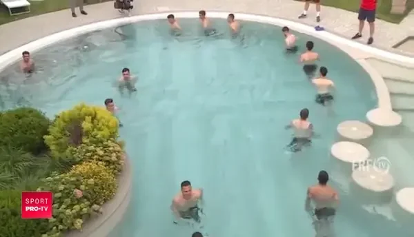 Romania U21, imagini de colectie. Antrenament in piscina si pe nisip pentru elevii lui Radoi in cantonamentul pentru EURO