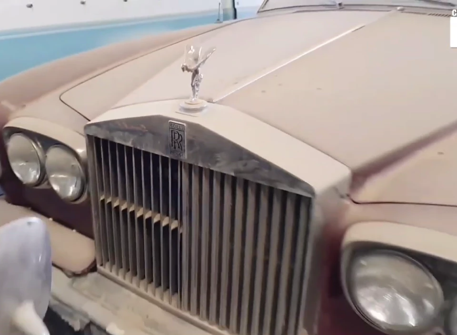 Imagini in premiera cu cimitirul auto din Dubai. Mii de bolizi de lux abandonati de seici. FOTO UIMITOR_9