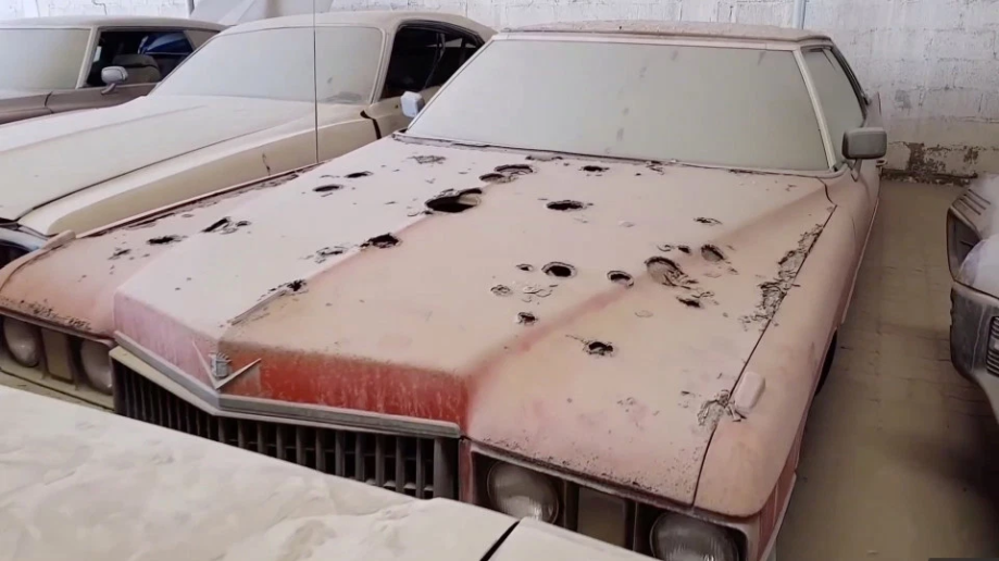 Imagini in premiera cu cimitirul auto din Dubai. Mii de bolizi de lux abandonati de seici. FOTO UIMITOR_10