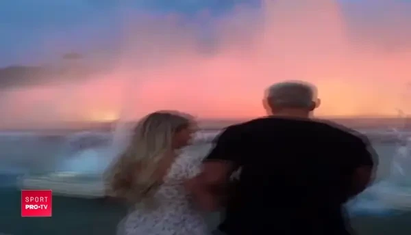 Kinsey Wolanski a lovit din nou! Ce cascadorie a facut cu iubitul ei in Barcelona. VIDEO