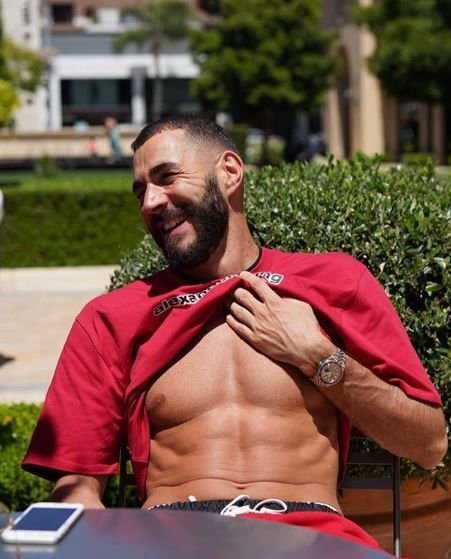 Salah a prins pestele cel mare, Benzema isi bronzeaza abdomenul. Cum isi petrec fotbalistii vacanta vara. FOTO_2