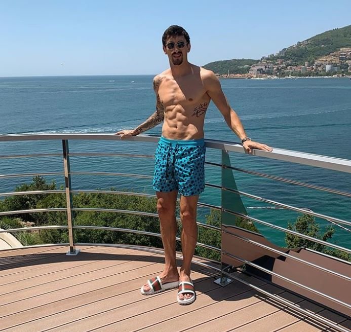 Salah a prins pestele cel mare, Benzema isi bronzeaza abdomenul. Cum isi petrec fotbalistii vacanta vara. FOTO_11