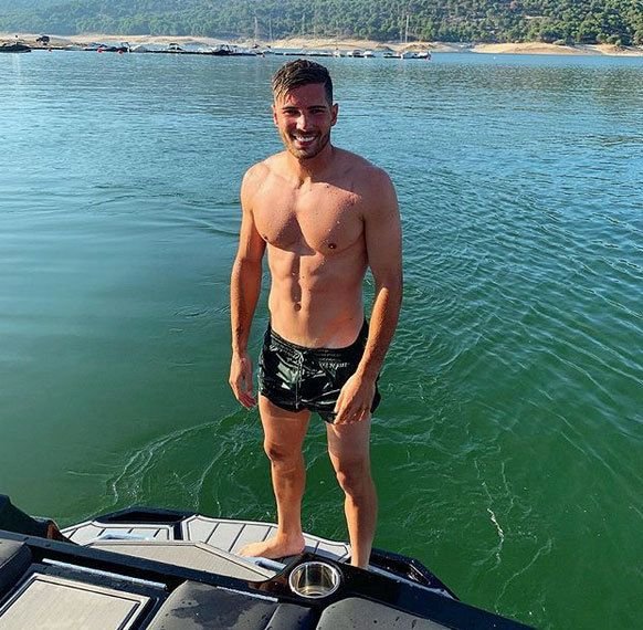Salah a prins pestele cel mare, Benzema isi bronzeaza abdomenul. Cum isi petrec fotbalistii vacanta vara. FOTO_31