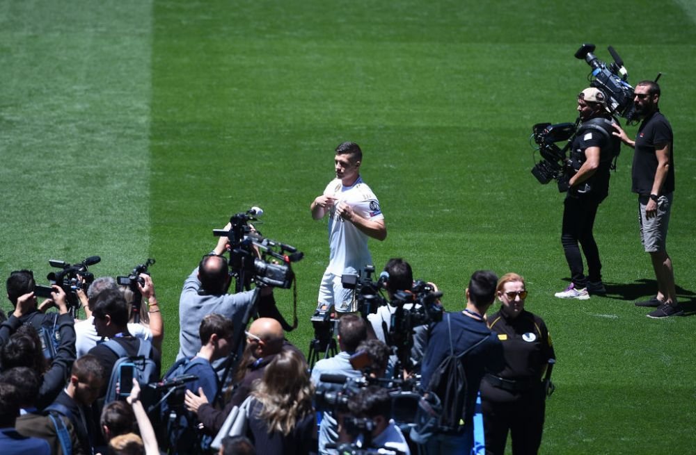 Primele imagini cu Luka Jovic in tricoul Realului! Sarbul a fost prezentat OFICIAL! 