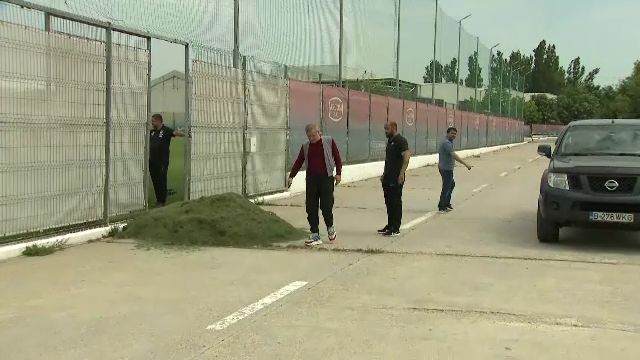 Gigi Becali, in pas cu moda! Patronul FCSB a venit la antrenament cu pantofi sport de 800 euro. FOTO_1