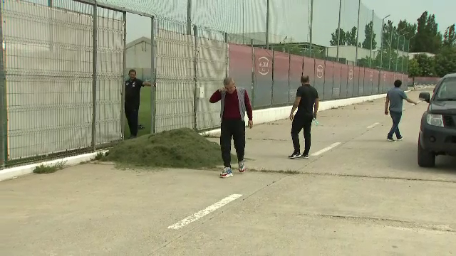 Gigi Becali, in pas cu moda! Patronul FCSB a venit la antrenament cu pantofi sport de 800 euro. FOTO_2