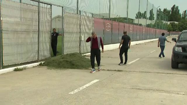 Gigi Becali, in pas cu moda! Patronul FCSB a venit la antrenament cu pantofi sport de 800 euro. FOTO_2