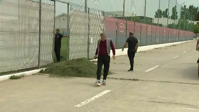 Gigi Becali, in pas cu moda! Patronul FCSB a venit la antrenament cu pantofi sport de 800 euro. FOTO_3