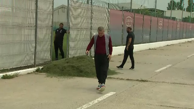 Gigi Becali, in pas cu moda! Patronul FCSB a venit la antrenament cu pantofi sport de 800 euro. FOTO_4