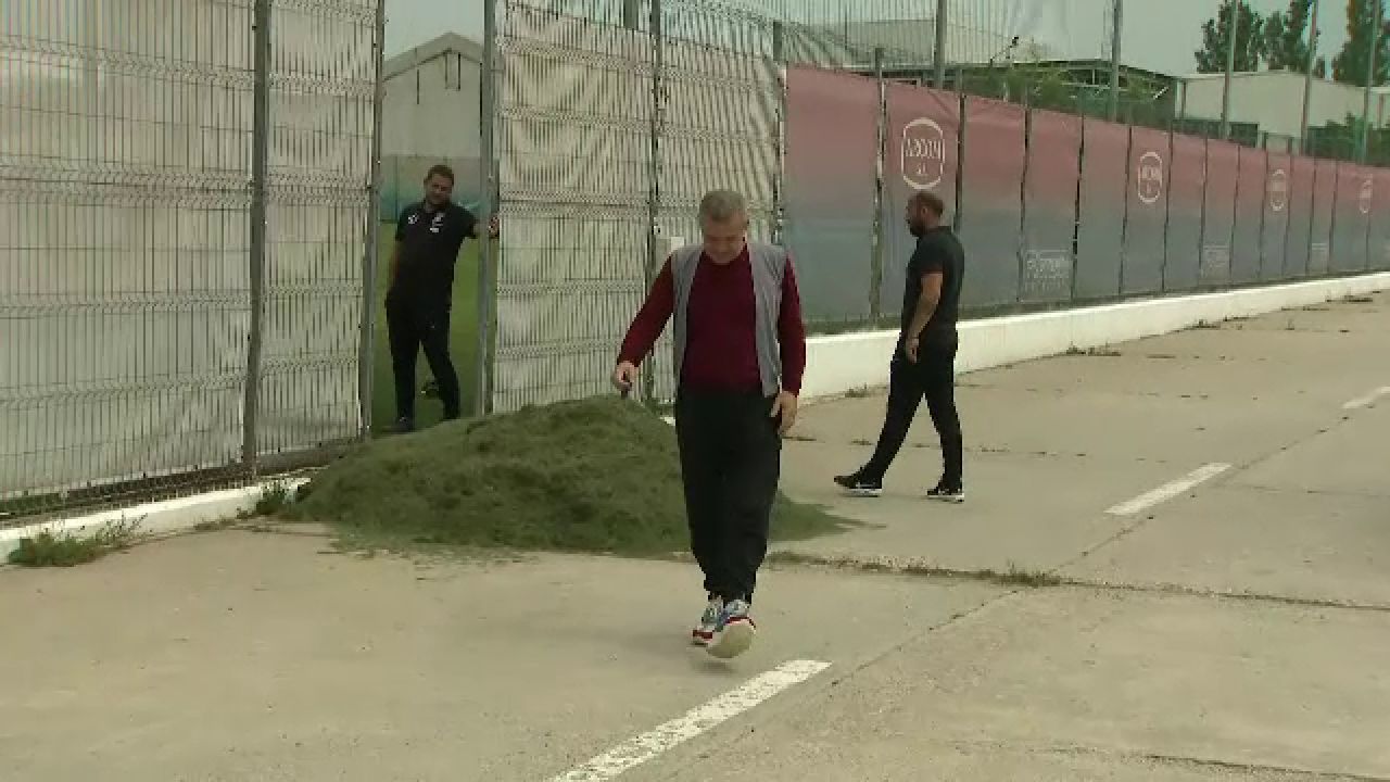 Gigi Becali, in pas cu moda! Patronul FCSB a venit la antrenament cu pantofi sport de 800 euro. FOTO_4