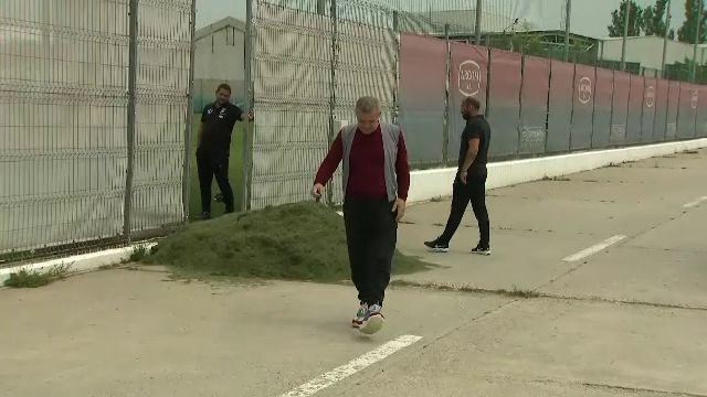 Gigi Becali, in pas cu moda! Patronul FCSB a venit la antrenament cu pantofi sport de 800 euro. FOTO_4