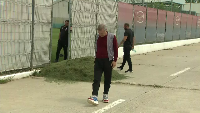 Gigi Becali, in pas cu moda! Patronul FCSB a venit la antrenament cu pantofi sport de 800 euro. FOTO_5