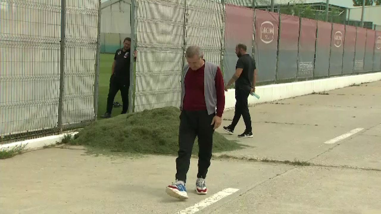 Gigi Becali, in pas cu moda! Patronul FCSB a venit la antrenament cu pantofi sport de 800 euro. FOTO_5