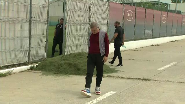 Gigi Becali, in pas cu moda! Patronul FCSB a venit la antrenament cu pantofi sport de 800 euro. FOTO_5