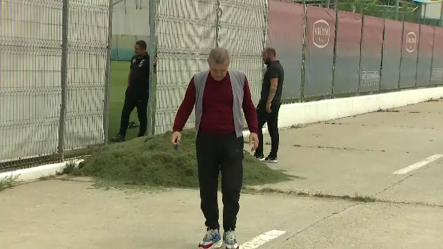 Gigi Becali, in pas cu moda! Patronul FCSB a venit la antrenament cu pantofi sport de 800 euro. FOTO_6